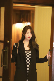 美女挑战穿100条黑色长袜